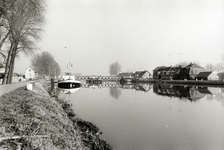 25391 Gezicht op de Zwaanskuikenbrug over het Merwedekanaal te Hei- en Boeicop (gemeente Zederik), uit het zuiden.